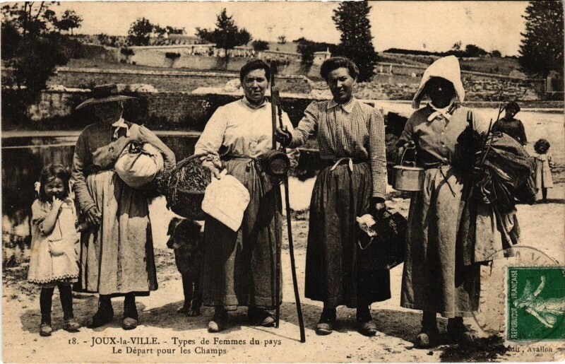 Carte postale ancienne Joux-la-Ville Types de femmes Départ pour les champs Folklore à Joux-la-Ville