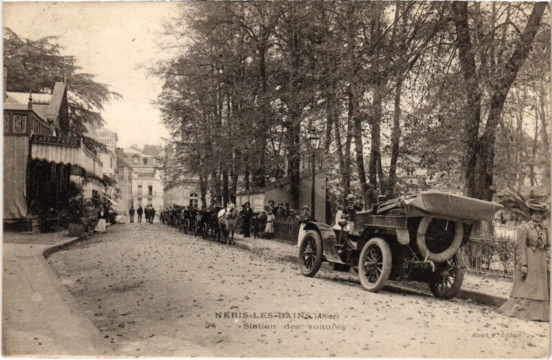 Carte postale ancienne Néris-les-Bains Station des voitures à Néris-les-Bains