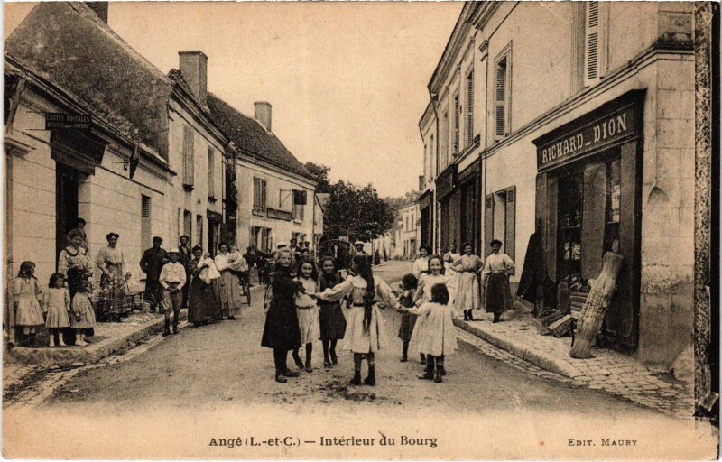 Carte postale ancienne Angé Interieur du Bourg à Angé