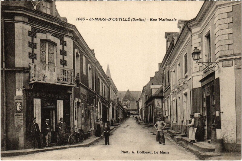 Carte postale ancienne Saint-Mars-d'Outillé Rue Nationale à Saint-Mars-d'Outillé