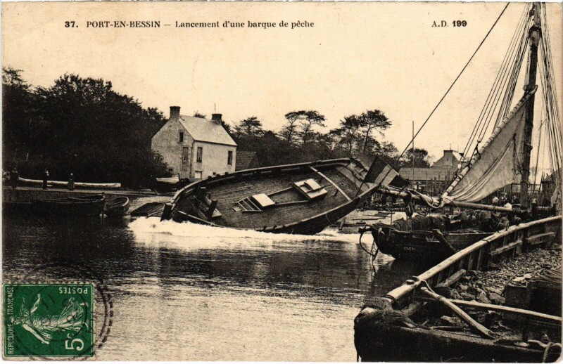 Carte postale ancienne Port-en-Bessin Lancement d'une barque de peche