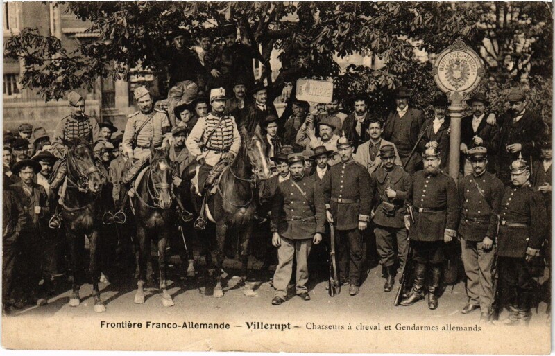 Carte postale ancienne Villerupt Chassuers a cheval Gendarmerie Franco-German border à Villerupt