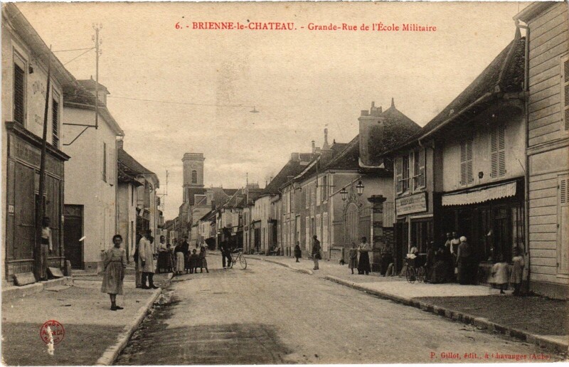 Carte postale ancienne Brienne-le-Chateau Grande Rue de l'Ecole Militaire
