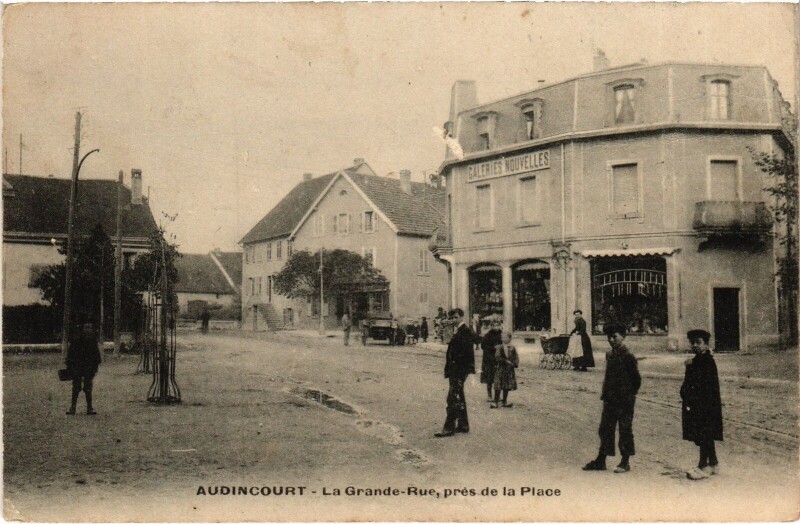 Carte postale ancienne Audincourt Grande Rue pres de la place à Audincourt