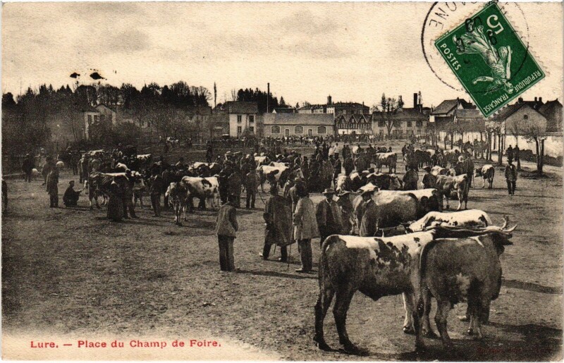 Carte postale ancienne Lure Place du Champ de Foire