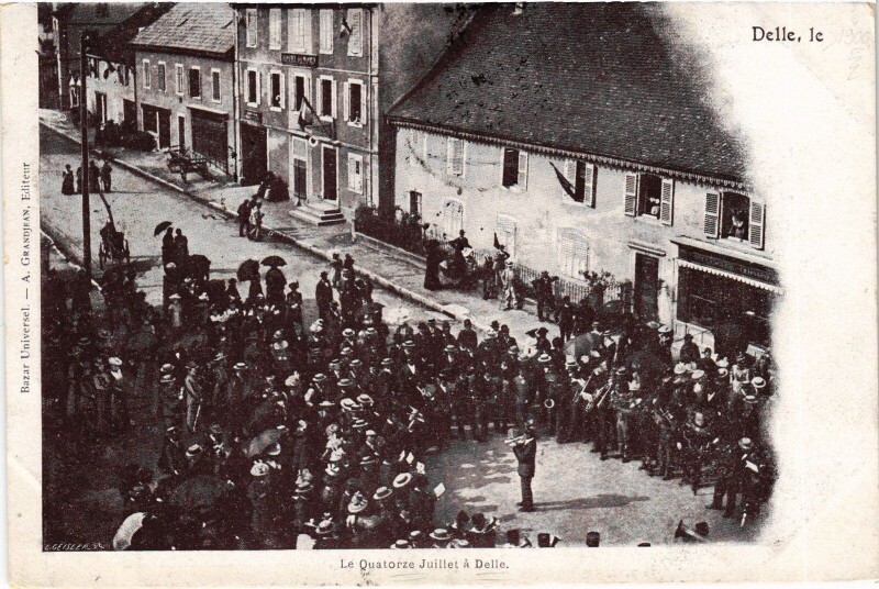 Carte postale ancienne Delle Le Quatorze Juillet à Delle
