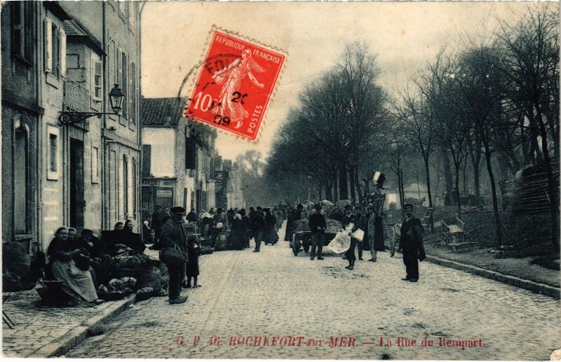 Carte postale ancienne Rochefort-sur-Mer Rue du Rempart à Rochefort
