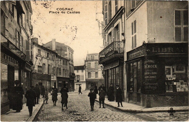 Carte postale ancienne Cognac Place du Canton à Cognac
