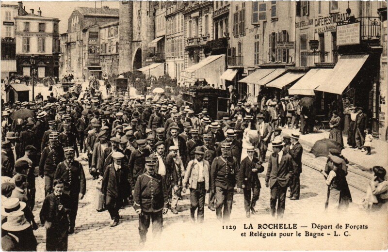 Carte postale ancienne La Rochelle Départ des Forcats Rélégués pour le Bagne à La Rochelle