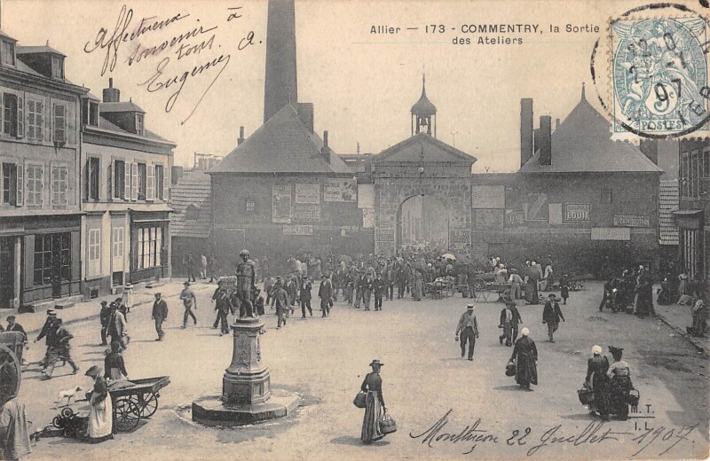 Carte postale ancienne Commentry - La Sortie Des Ateliers à Commentry