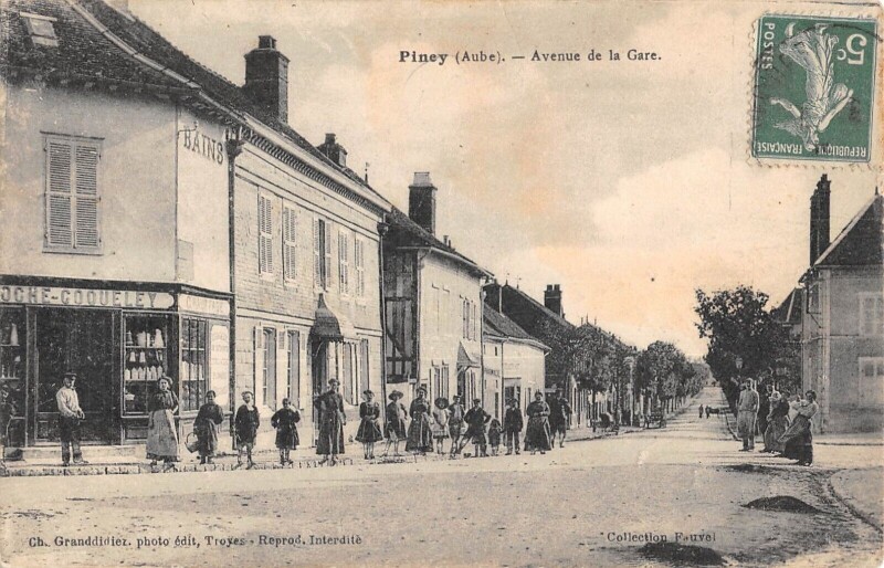 Carte postale ancienne Piney - Avenue De La Gare à Piney