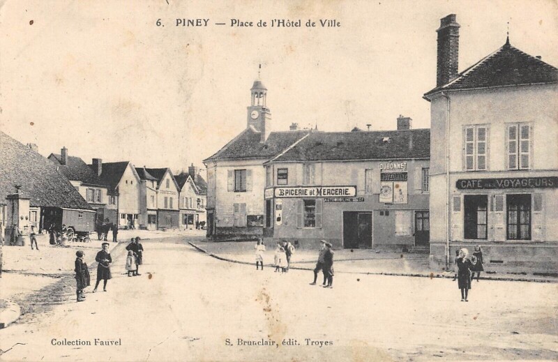Carte postale ancienne Piney - Place De L'Hotel De Ville à Piney