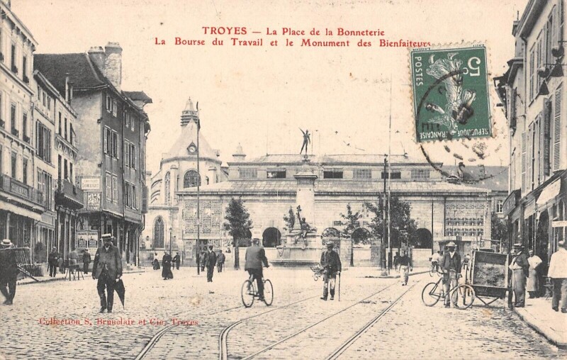 Carte postale ancienne Troyes - Place De La Bonneterie à Troyes