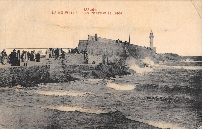 Carte postale ancienne La Nouvelle - Le Phare Et La Jetee