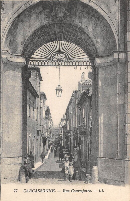 Carte postale ancienne Carcassonne - Rue Courtejaire à Carcassonne
