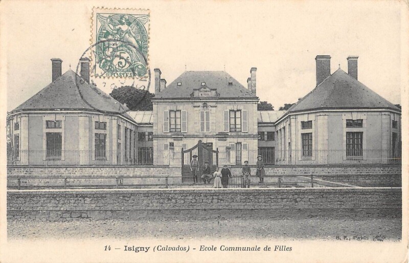 Carte postale ancienne Isigny - Ecole Communale De Filles