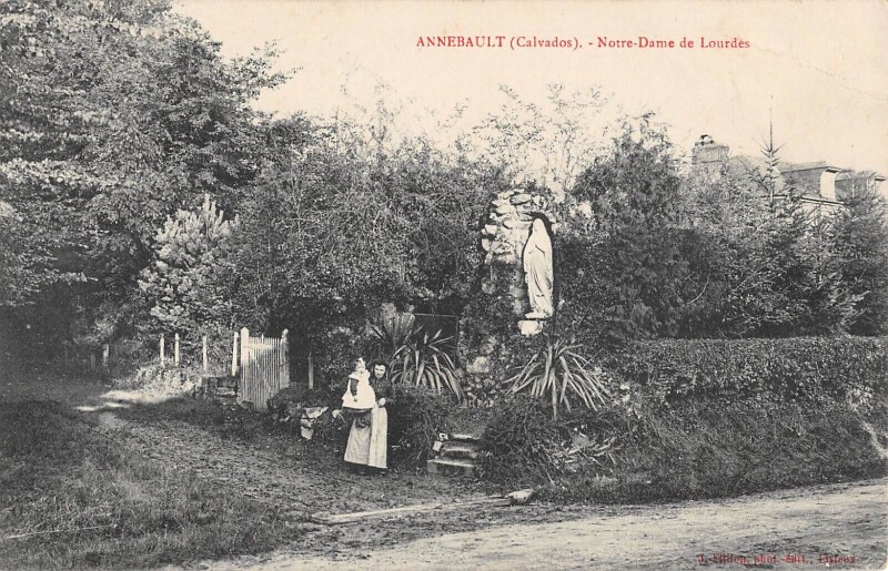 Carte postale ancienne Annebault - Notre Dame De Lourdes à Annebault