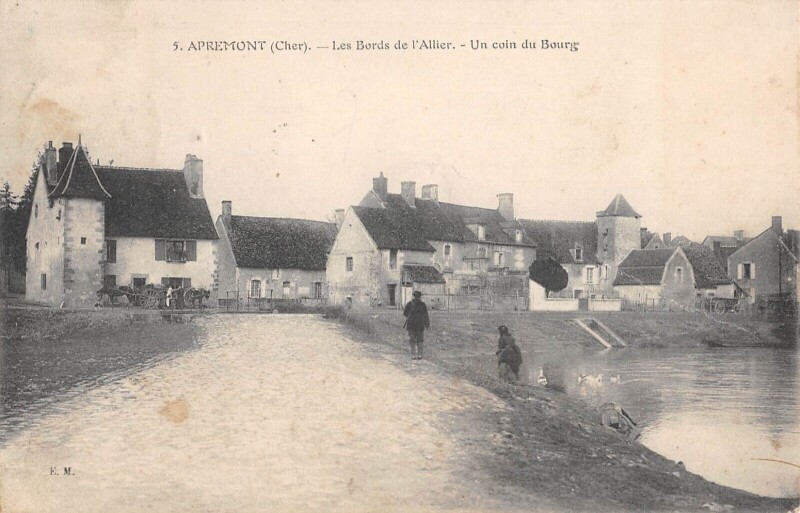 Carte postale ancienne Apremont - Les Bords De L'Allier - Un Coin Du Bourg