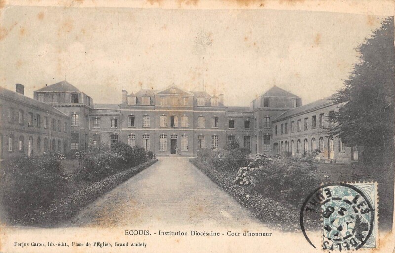 Carte postale ancienne Ecouis - Institution Diocesaine - Cour D'Honneur
