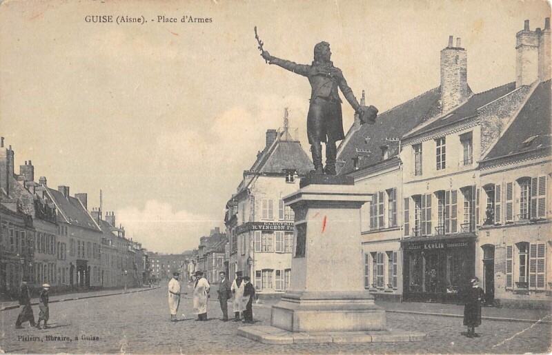 Carte postale ancienne Guise - Place D'Armes à Guise