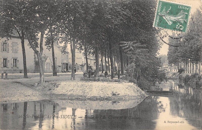 Carte postale ancienne Saint Pourcain Sur Sioule - Boulevard