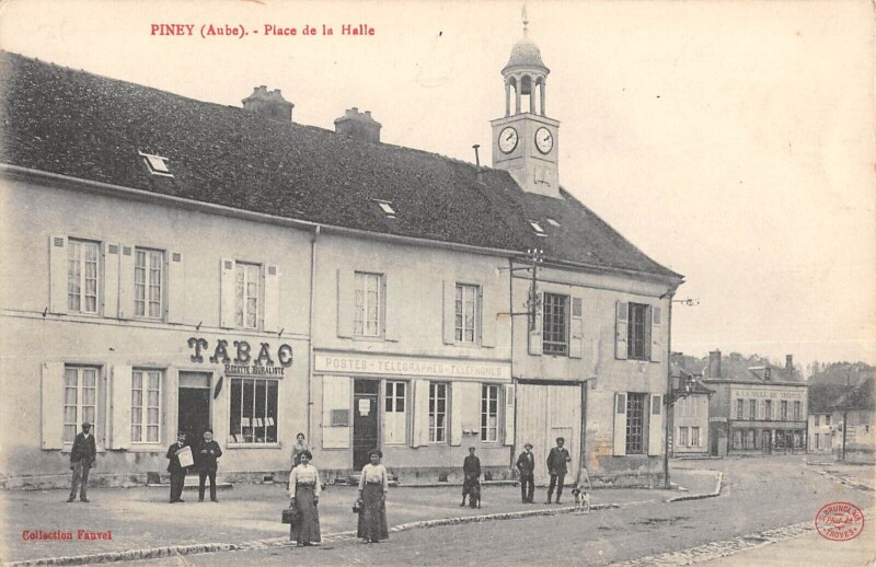 Carte postale ancienne Piney - Place De La Halle à Piney