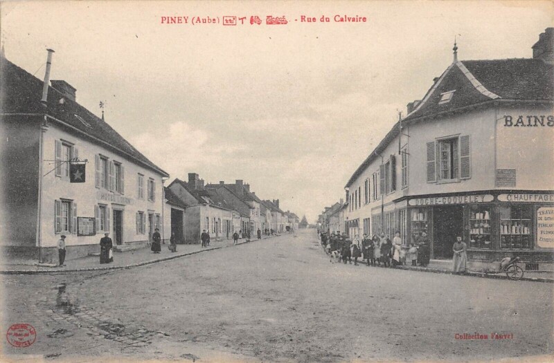Carte postale ancienne Piney - Rue Du Calvaire à Piney