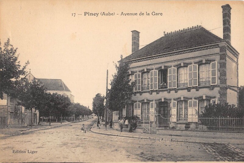 Carte postale ancienne Piney - Avenue De La Gare à Piney