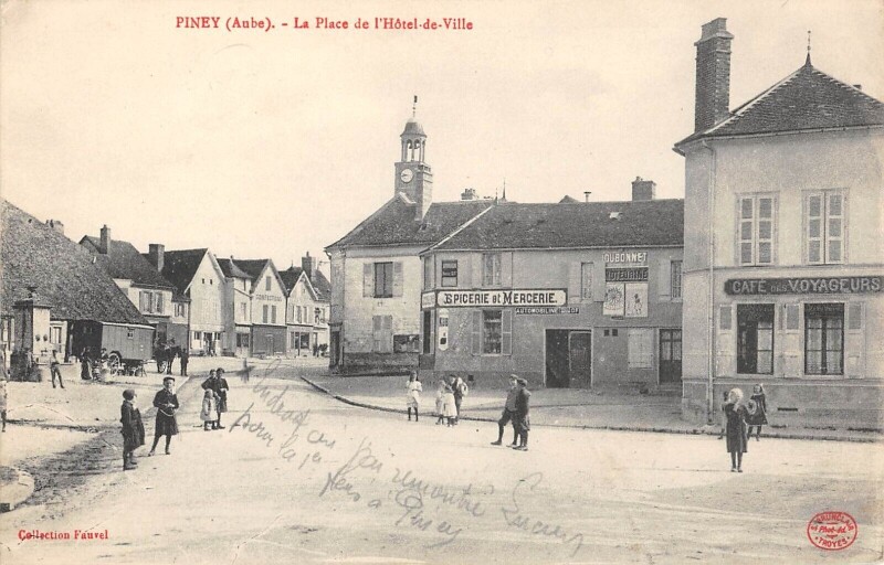 Carte postale ancienne Piney - Place De L'Hotel De Ville à Piney