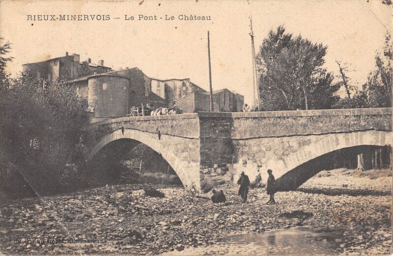 Carte postale ancienne Rieux Minervois - Le Pont - Le Chateau à Rieux-Minervois