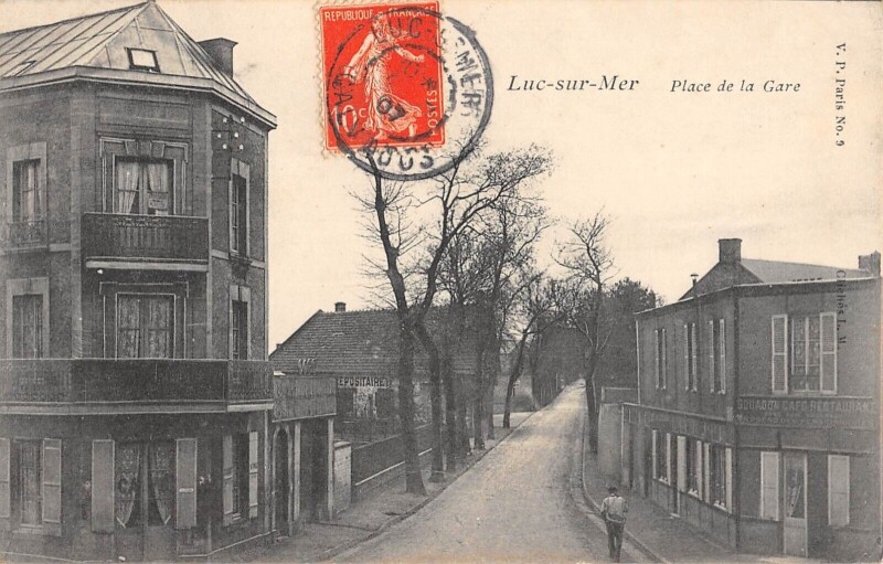 Carte postale ancienne Luc Sur Mer - Place De La Gare à Luc-sur-Mer