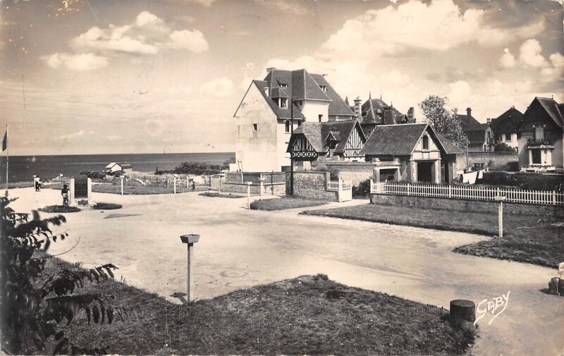 Carte postale ancienne Hermanville Sur Mer - Place Du Debarquement 6 Juin 1944 à Hermanville-sur-Mer