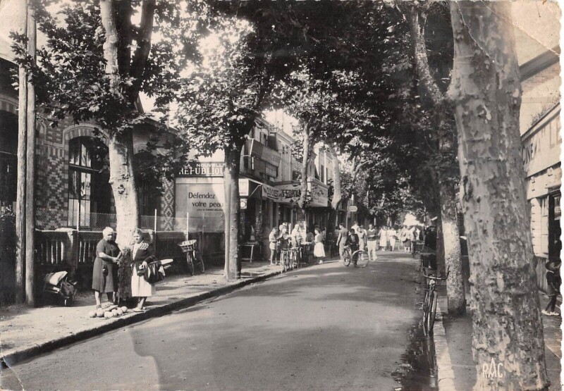 Carte postale ancienne Chatelaillon - Rue Du Marche