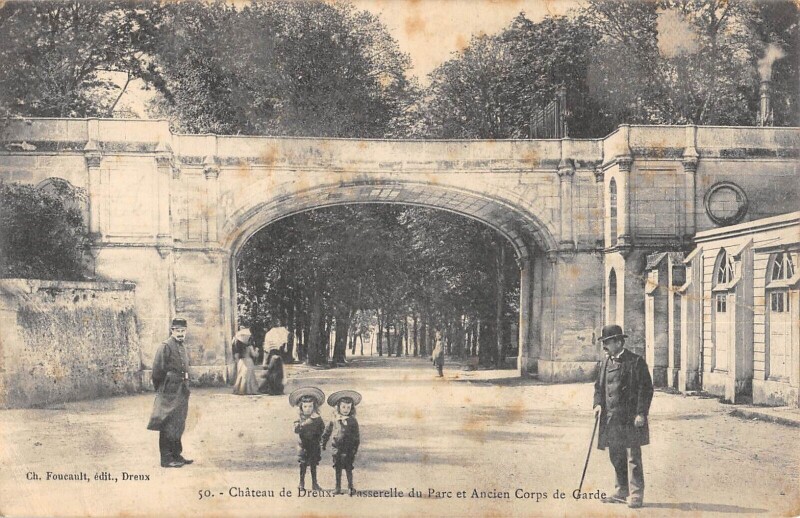 Carte postale ancienne Chateau De Dreux - Passerelle Du Parc Et Ancien Corps De Garde à Dreux