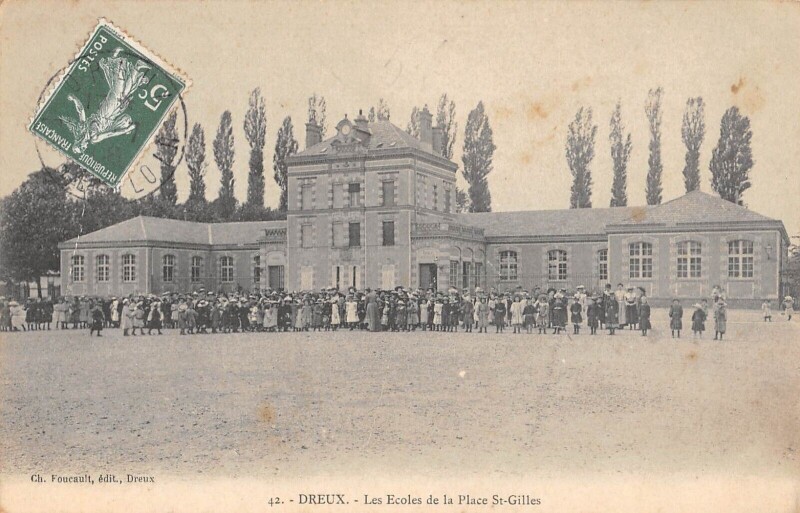 Carte postale ancienne Dreux - Les Ecoles De La Place Saint Gilles à Dreux
