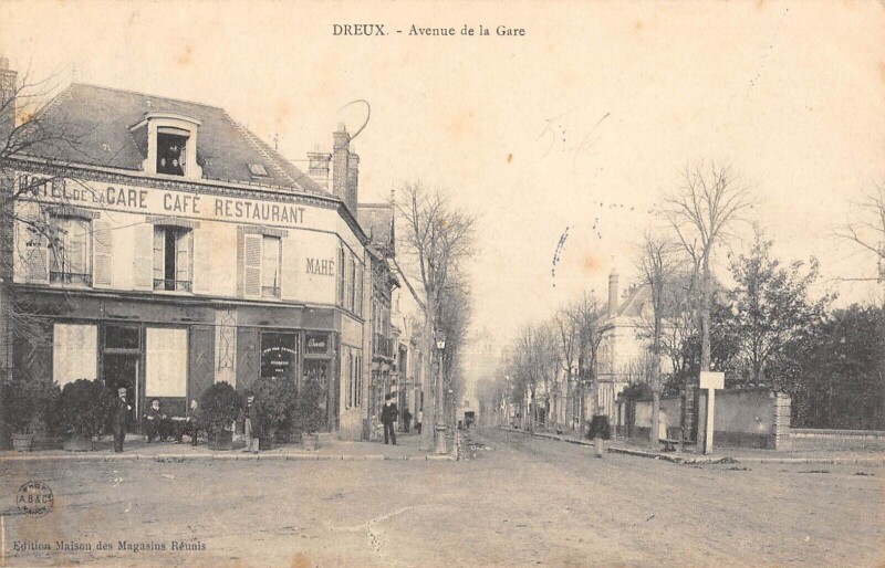Carte postale ancienne Dreux - Avenue De La Gare à Dreux