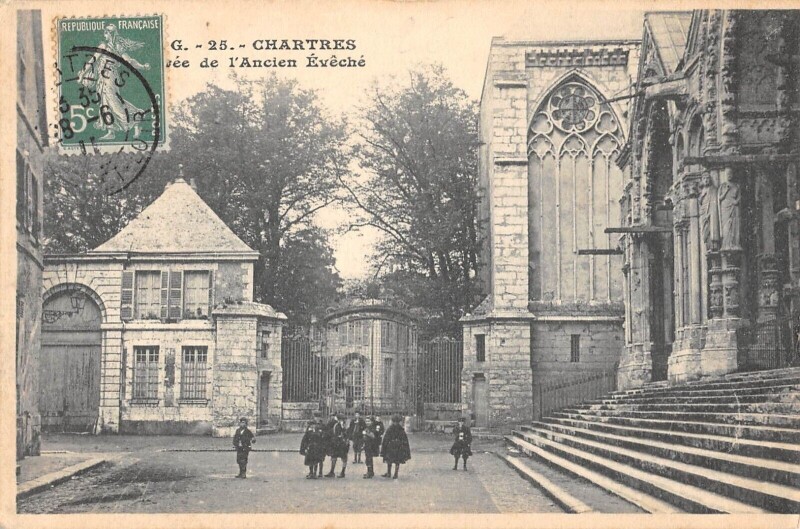 Carte postale ancienne Chartres - Entree De L'Ancien Eveche à Chartres
