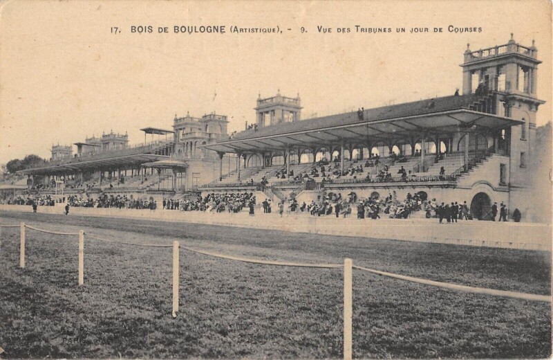 Carte postale ancienne Bois de Boulogne - Vue des tribunes un jour de Courses à Paris 16e