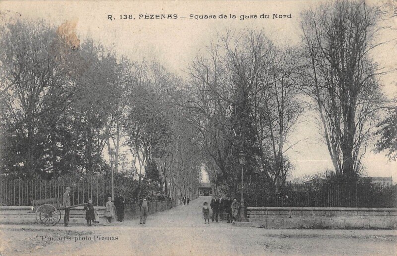 Carte postale ancienne Pezenas - Square De La Gare Du Nord à Pézenas