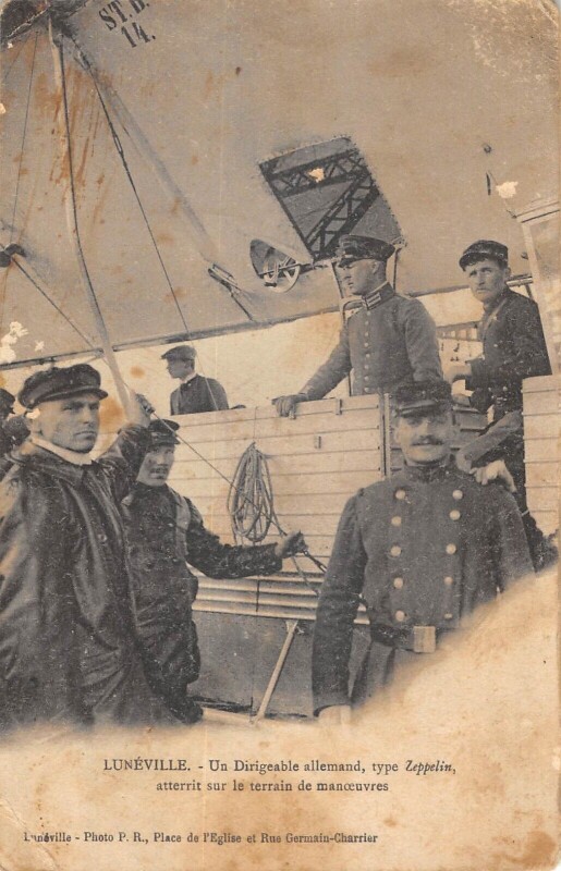 Carte postale ancienne Luneville - Un Dirigeable Allemand - Type Zeppelin Atterrit Sur Le Terrai