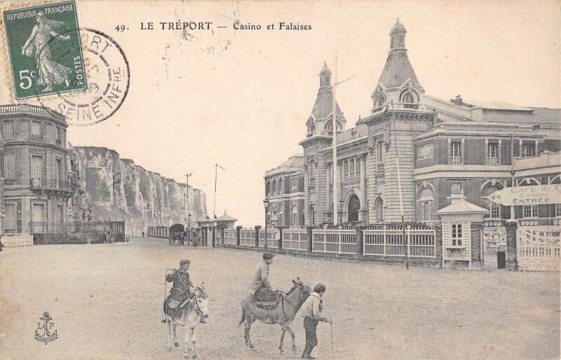 Carte postale ancienne Le Treport - Casino Et Falaises