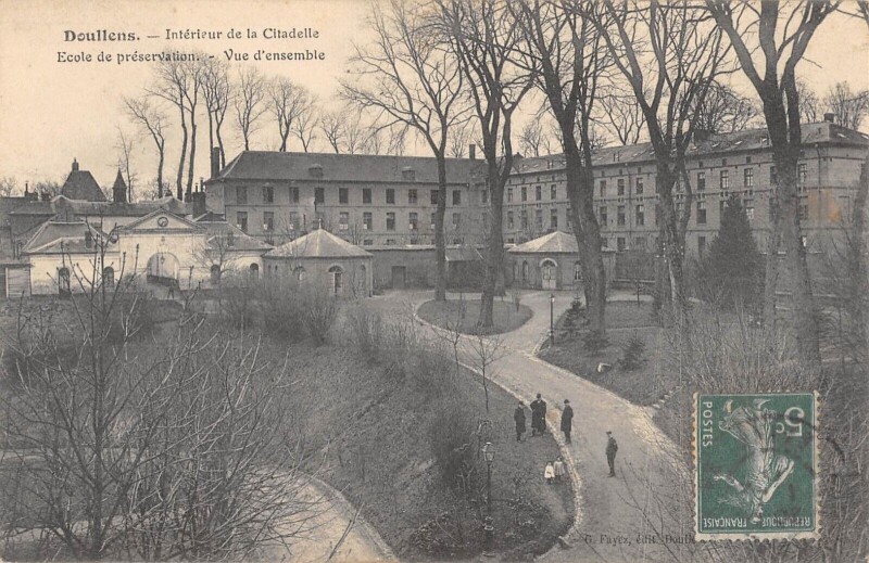Carte postale ancienne Doullens - Interieur Citadelle - Ecole De Preservation à Doullens
