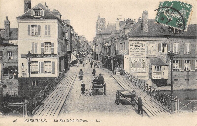Carte postale ancienne Abbeville - Rue Saint Vulfran à Abbeville