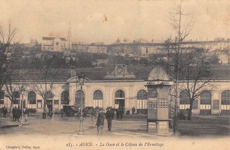 Carte postale ancienne Agen - La Gare Et Le Coteau De L'Ermitage