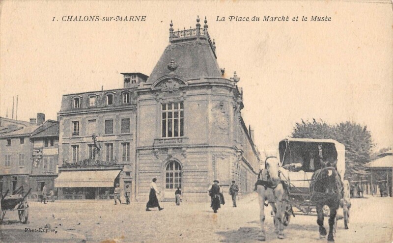 Carte postale ancienne Chalons Sur Marne - La Place Du Marche Et Le Musee