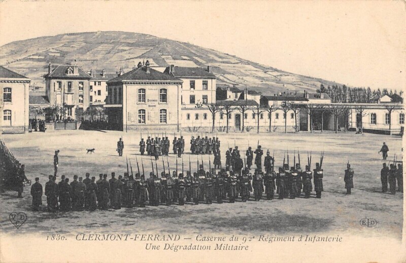 Carte postale ancienne Clermont Ferrand - Caserne Du 92e Reg Infant.une Degradation Militaire à Clermont-Ferrand