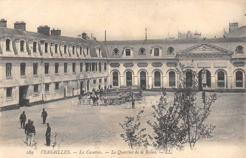 Carte postale ancienne Versailles - La Caserne - Quartier De La Reine à Versailles
