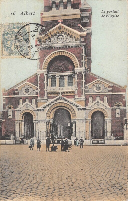Carte postale ancienne Albert - Portail De L'Eglise à Albert