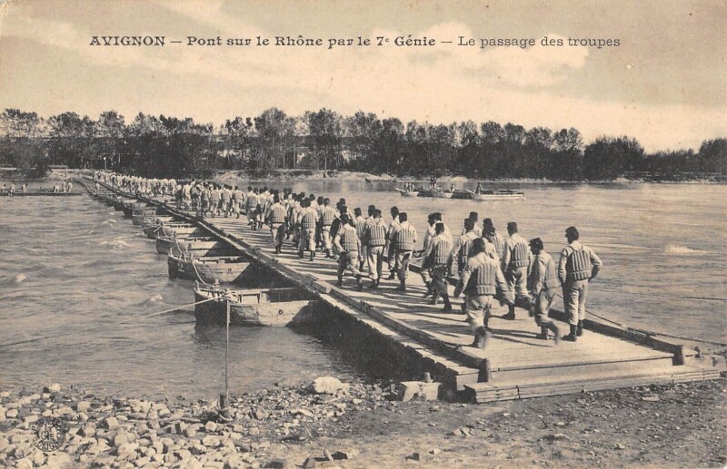Carte postale ancienne Avignon - Pont Sur Le Rhone Par Le 7e Genie - Passage Des Troupes à Avignon