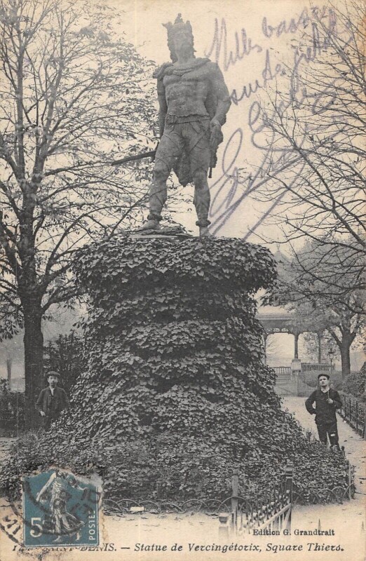 Carte postale ancienne Saint Denis - Statue De Vercingetorix - Square Thiers à Saint-Denis